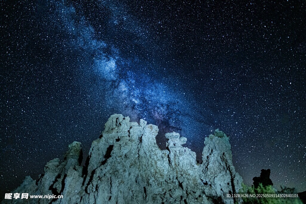 星空下的嶙峋巖石