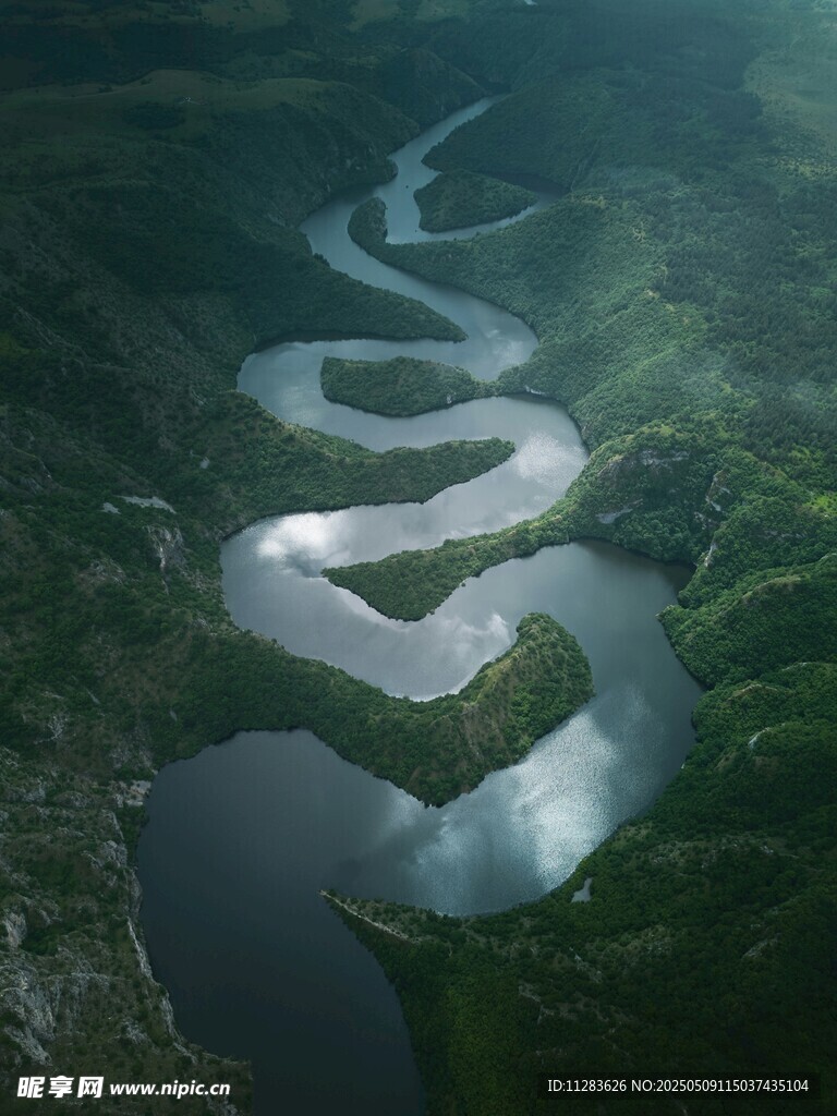 蜿蜒河流的壯麗空中景象