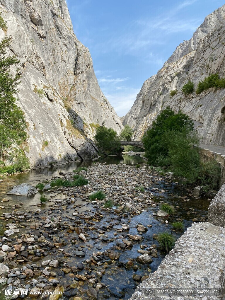 山間溪流穿峽谷