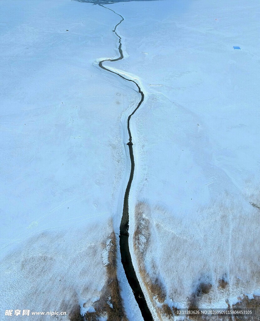 雪野中蜿蜒的黑色公路