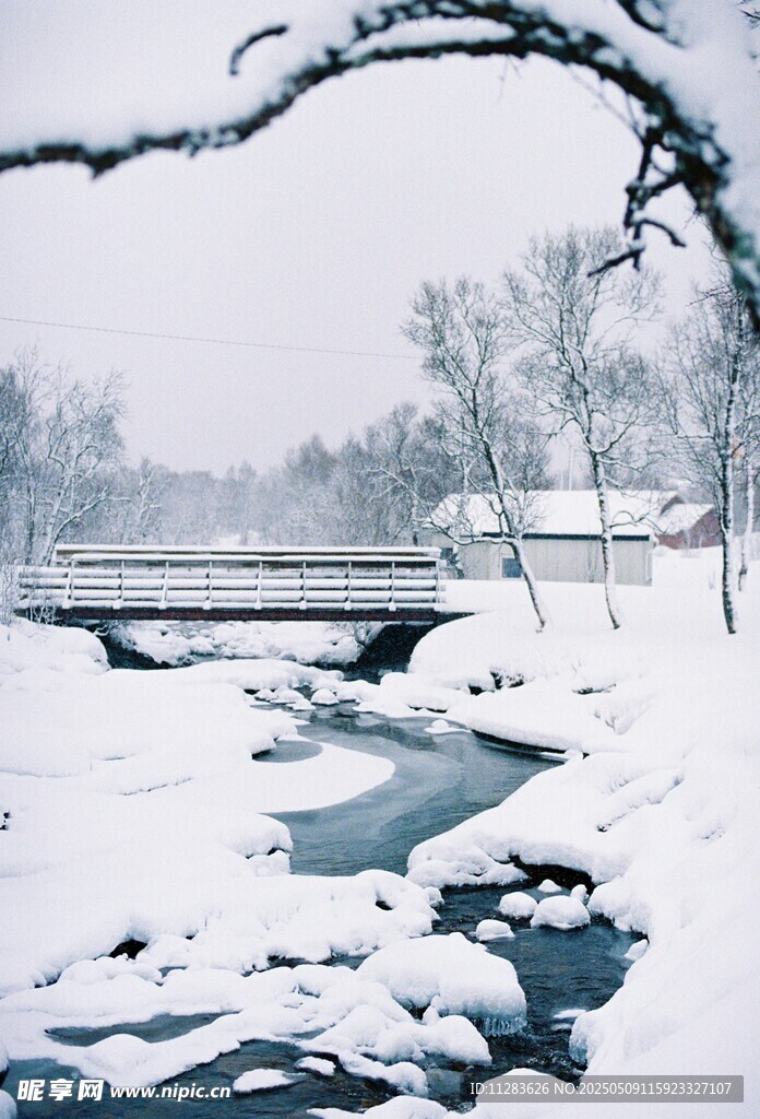 冬日雪景中的河流與橋梁