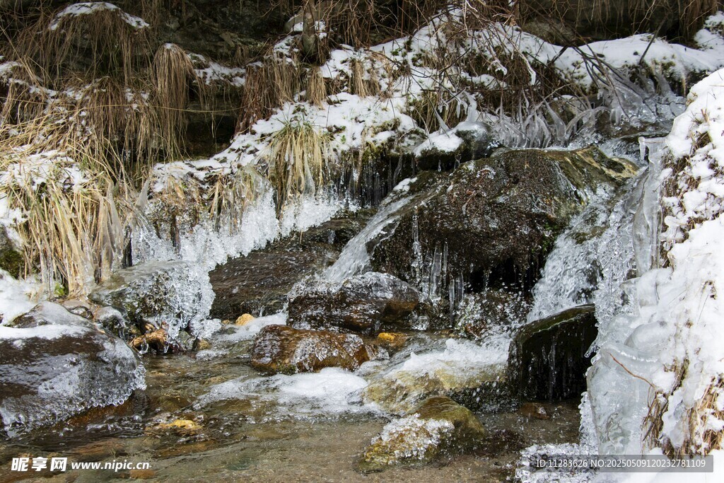 冬日溪流覆雪景致