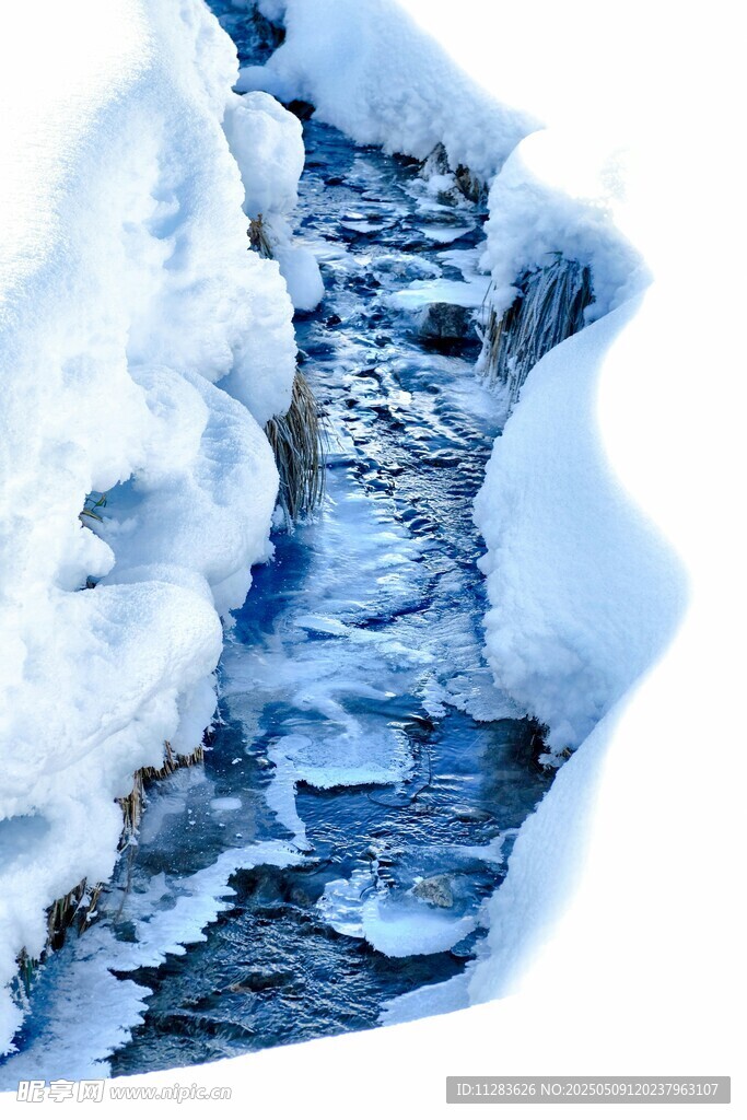 冬日溪流覆冰雪景象