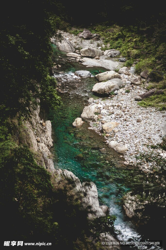 山間碧溪美景