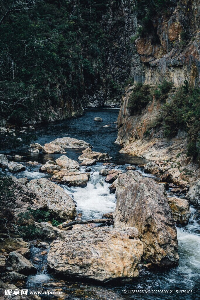 山間溪流中的嶙峋怪石