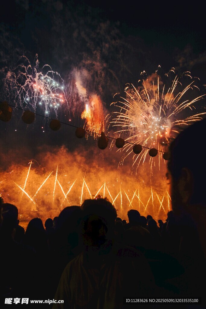 夜空下絢爛的煙花與火焰