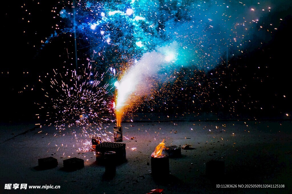 夢幻煙花綻放夜空瞬間