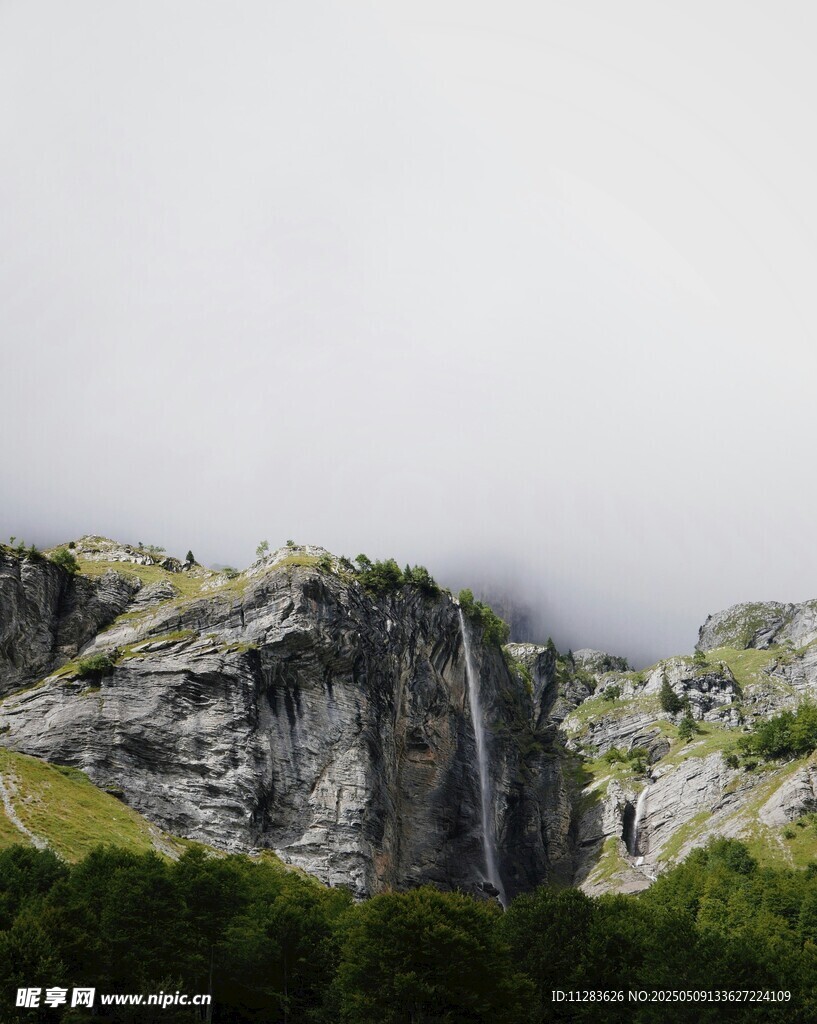 云霧繚繞的巍峨山峰