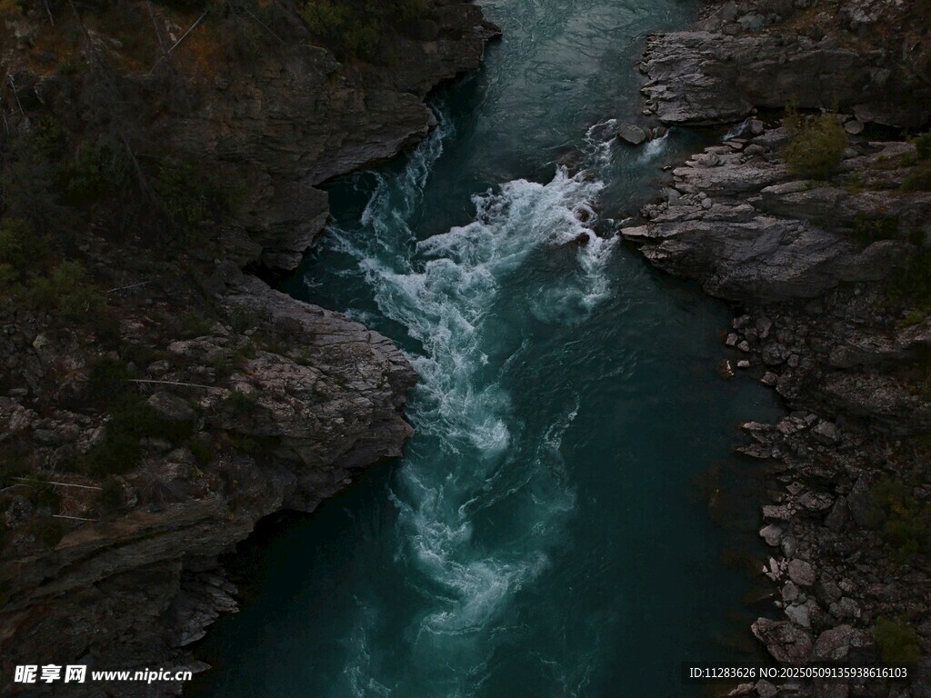 山間湍急溪流