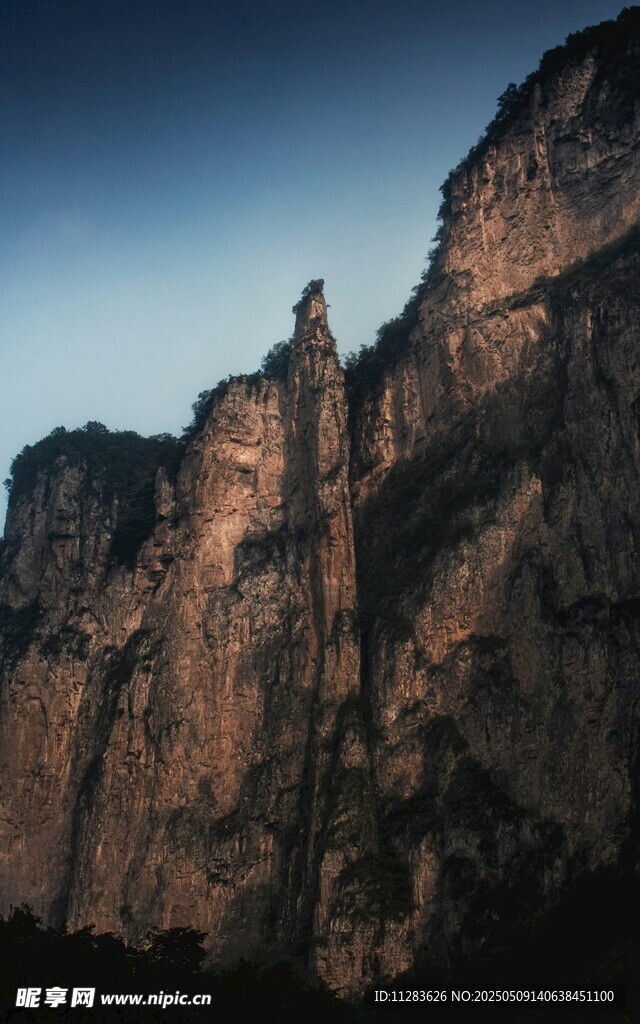 壯麗山峰景觀