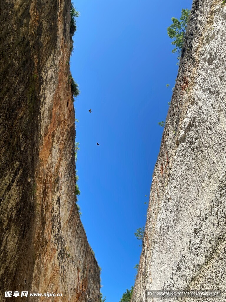 峽谷峭壁間的藍天景致