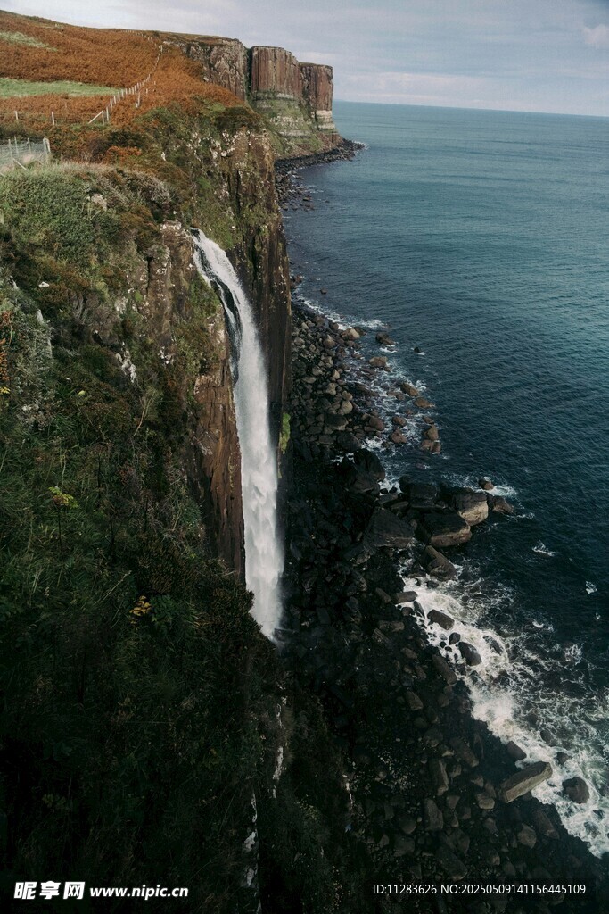 懸崖瀑布下的壯闊海景
