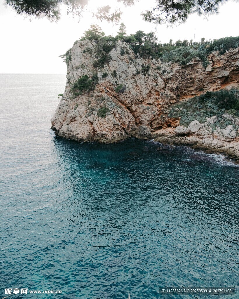 海邊嶙峋巖石與碧藍海水