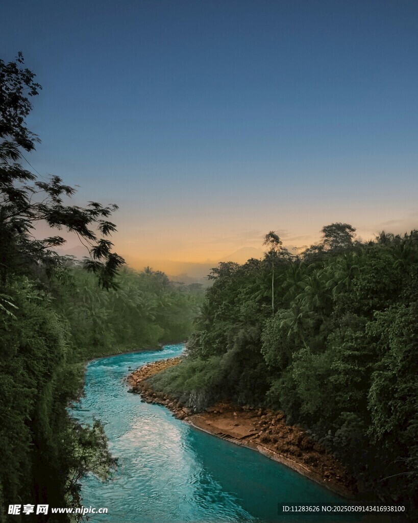 山間藍河晨曦美景