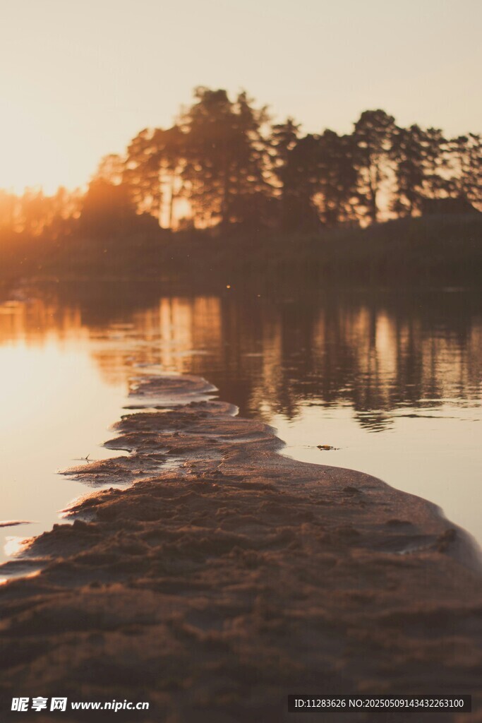 夕陽下寧靜的河畔美景