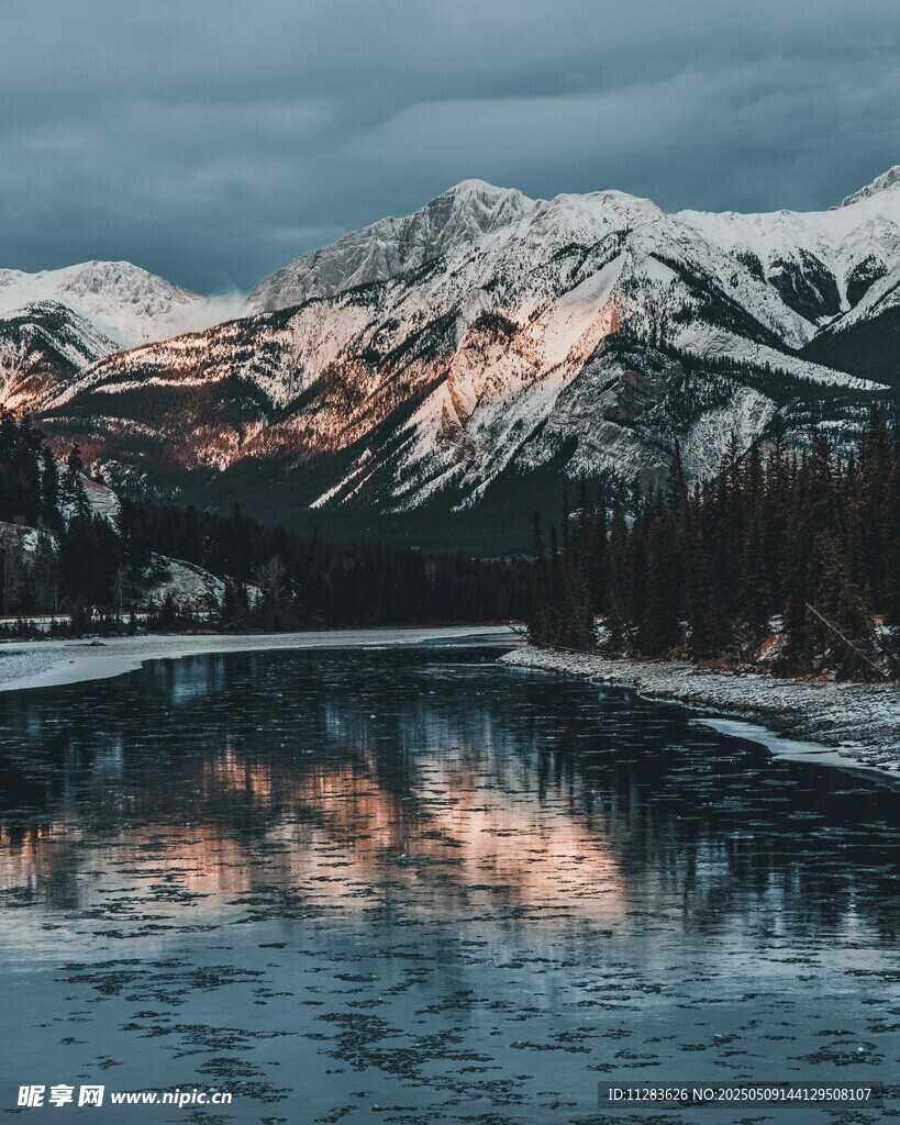 雪山湖泊美景倒影