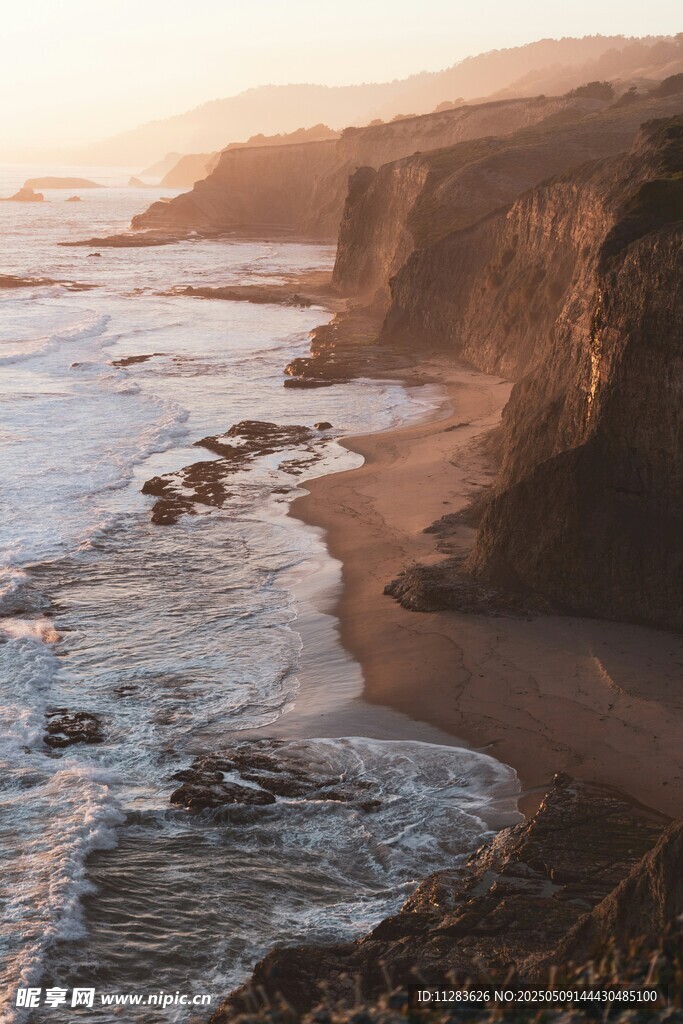 夕陽下的海岸美景