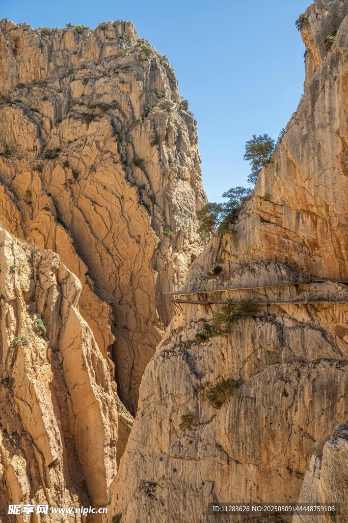 壯麗險峻的巖石山峰景觀