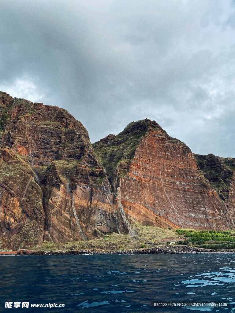 海上壯麗山巒景觀