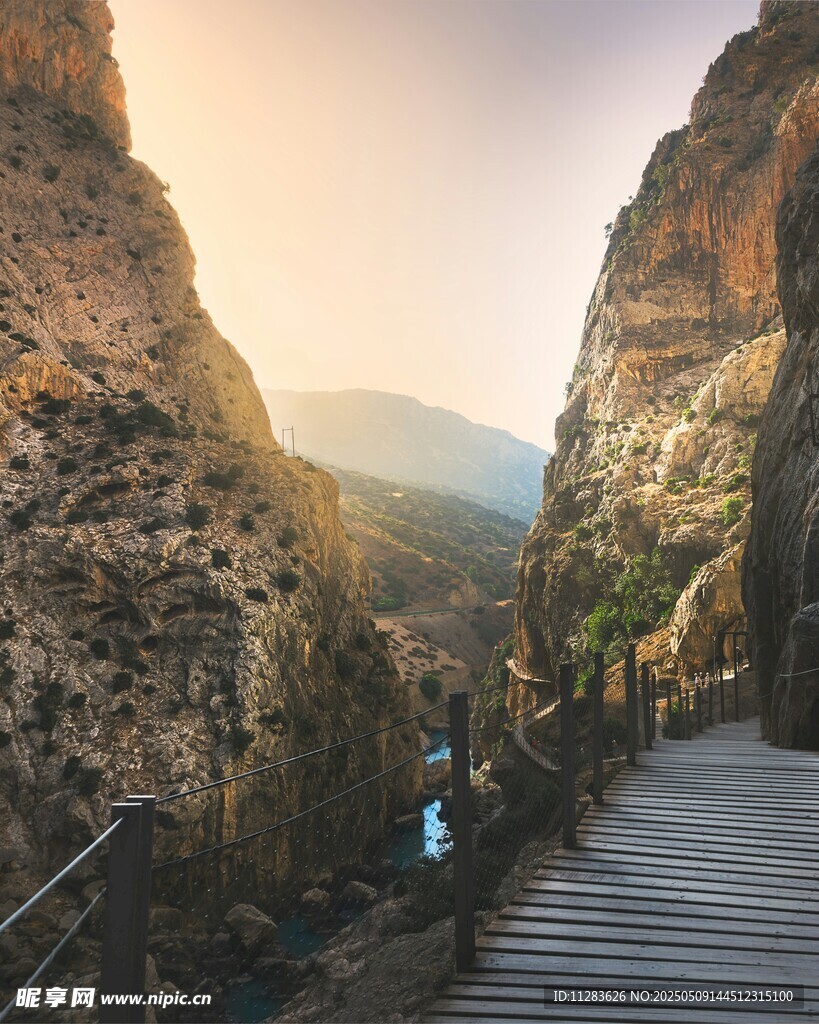 山間棧道 漫步自然美景