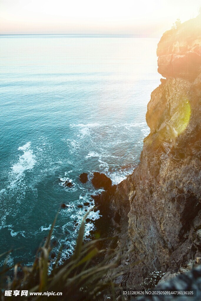 海邊懸崖日出壯麗景觀