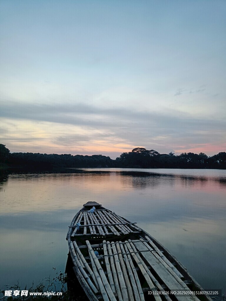 湖畔暮色中的靜謐竹筏