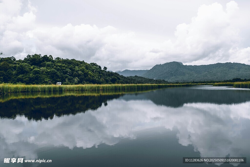 寧靜山水湖面倒影美景