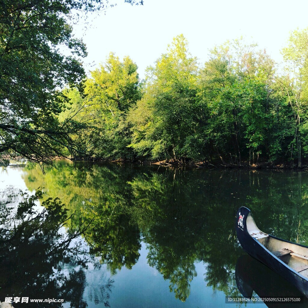 寧靜湖面的獨木舟美景