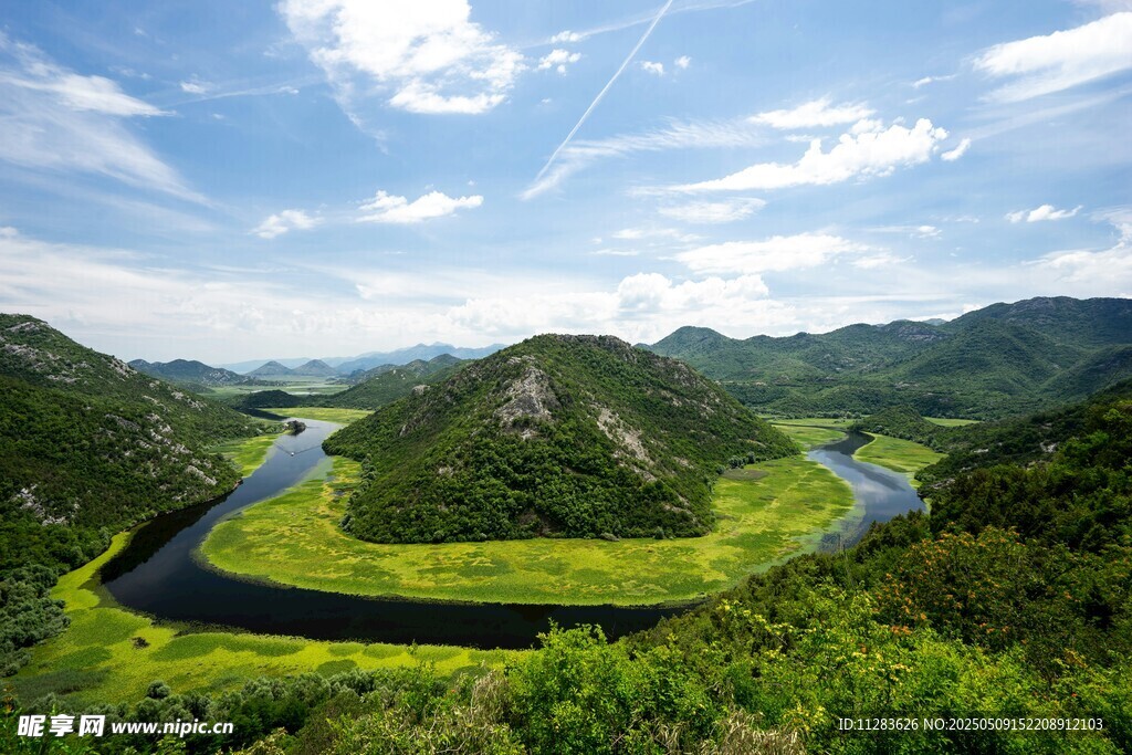 青山綠水間的蜿蜒河流