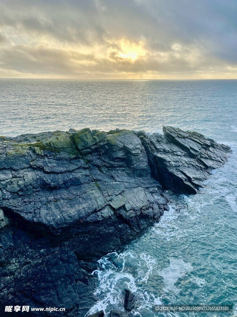 海邊礁石處的壯麗日落景觀