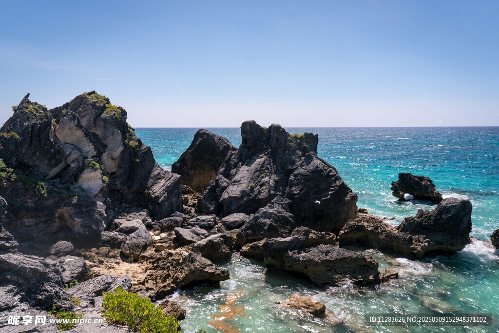 海邊嶙峋礁石與碧藍海水