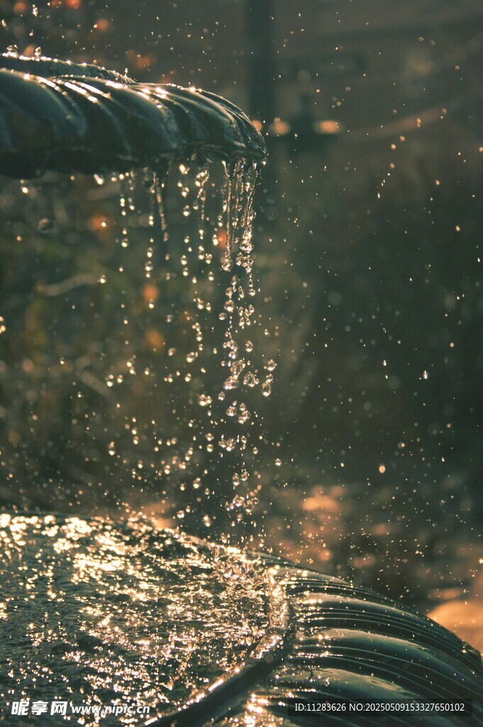 陽光下的水流傾瀉景象