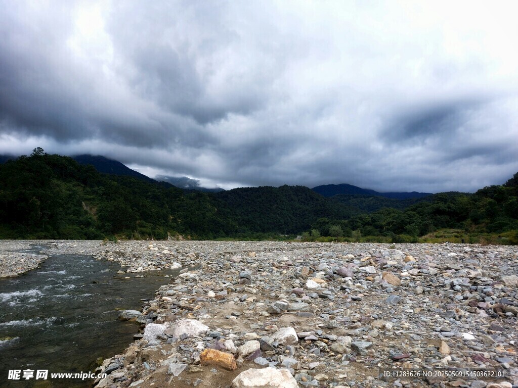 山間河灘 陰云密布之景