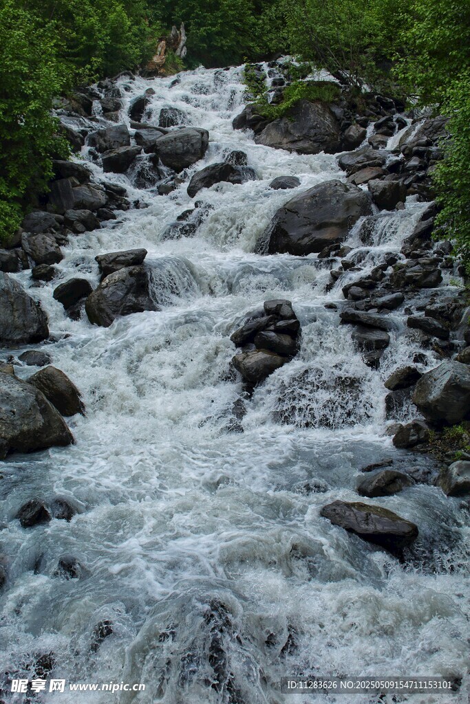 山間湍急溪流