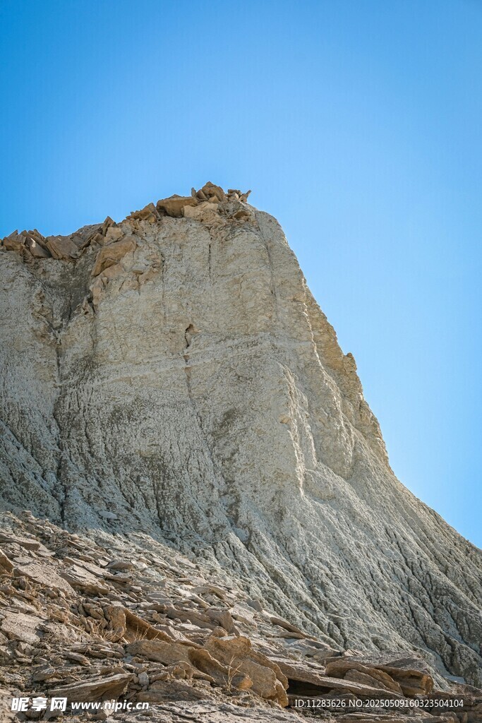 陡峭灰白山崖映藍(lán)天