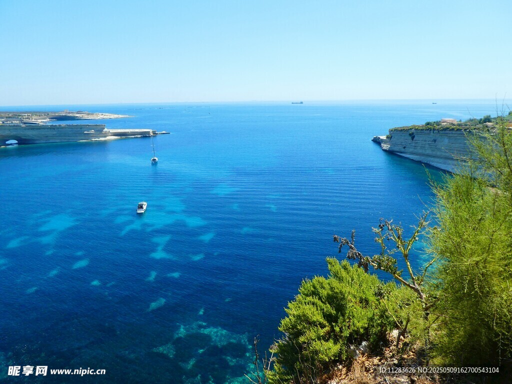 碧海藍(lán)灣中的帆船美景