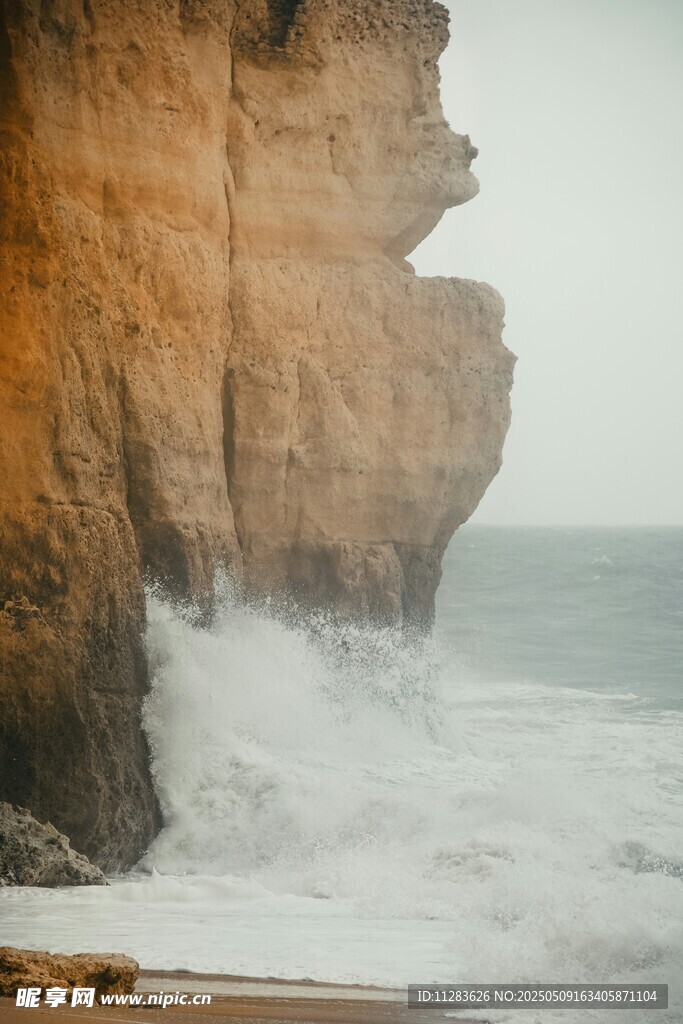 海浪拍擊岸邊陡峭巖石