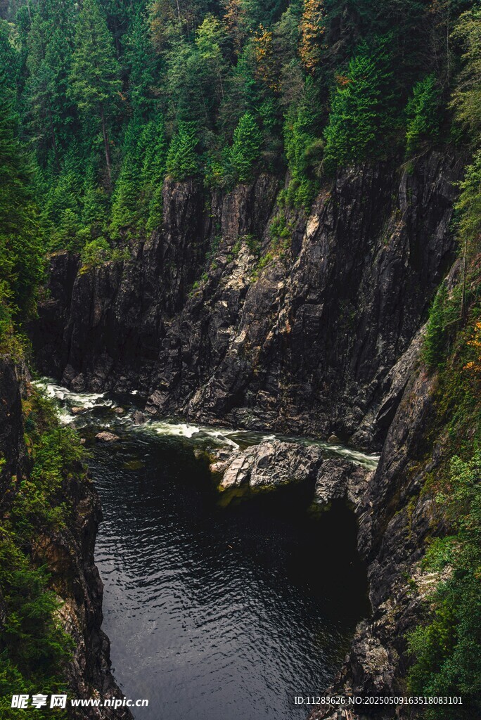 峽谷間的河流與橋梁
