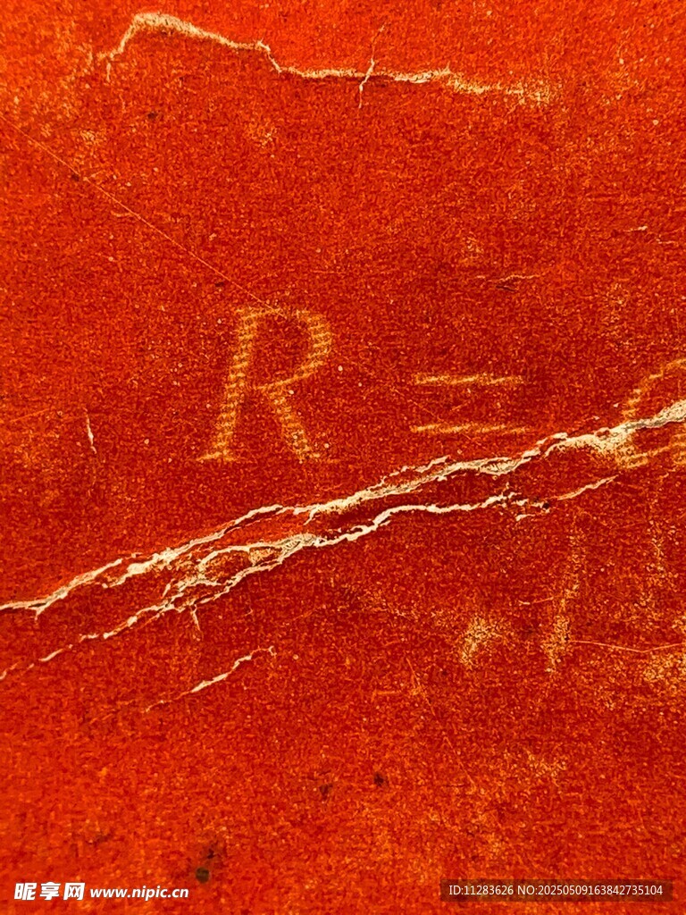紅色斑駁表面上的字母R