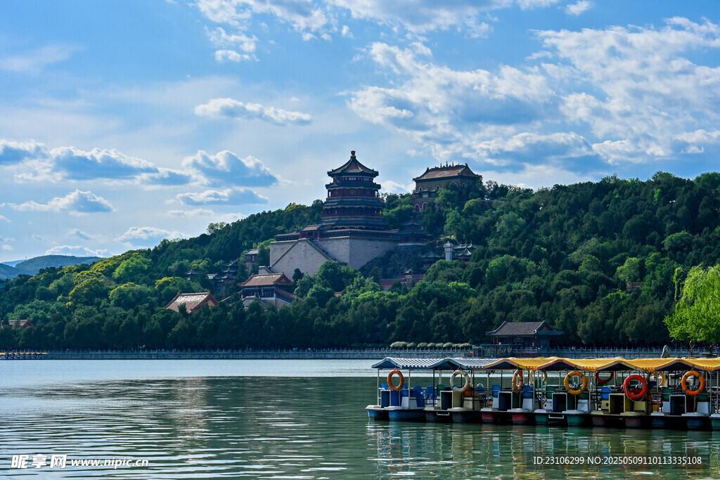 湖畔樓閣美景