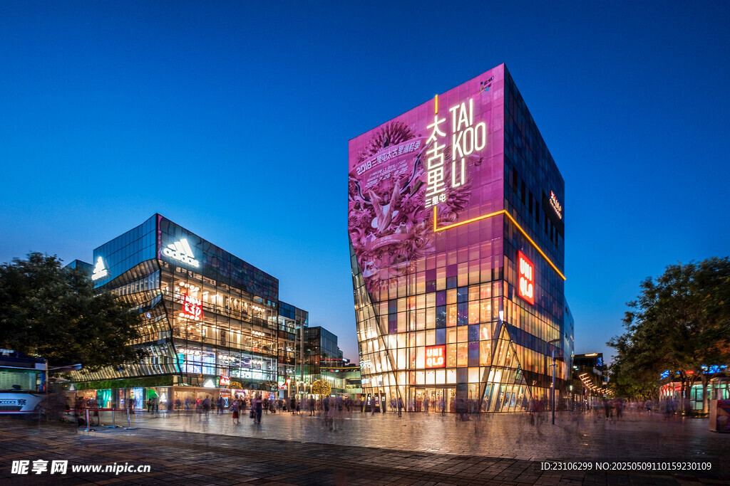 城市絢麗夜景中的多彩建筑