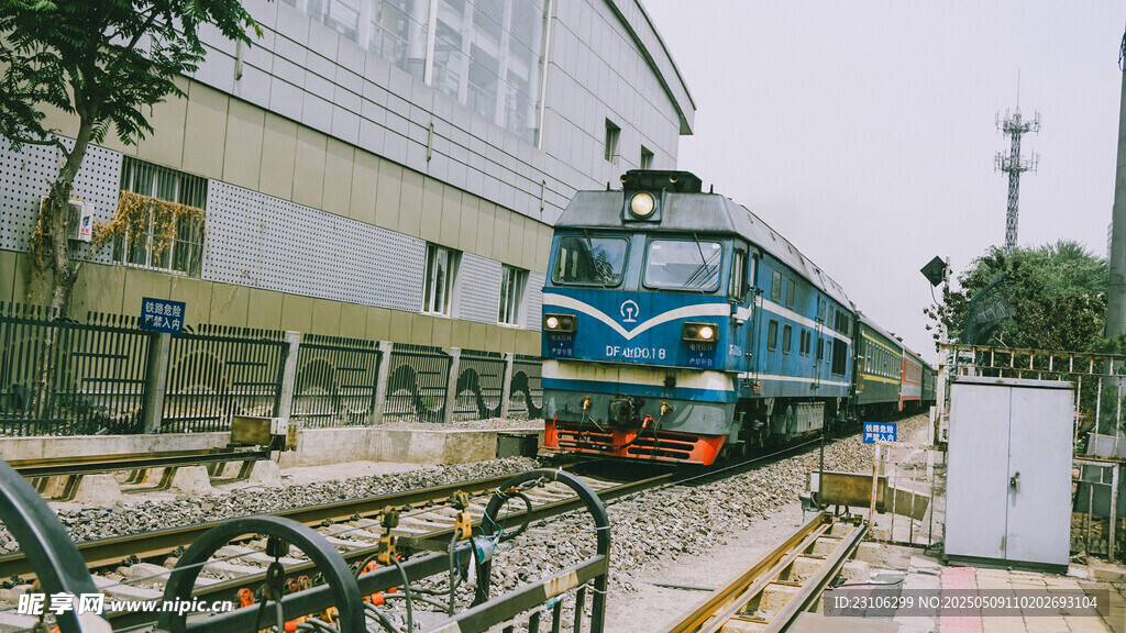 藍色火車停靠在鐵軌旁