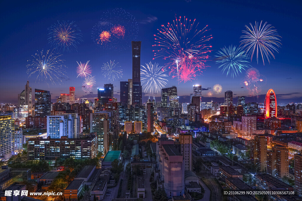 城市夜空絢爛煙花美景