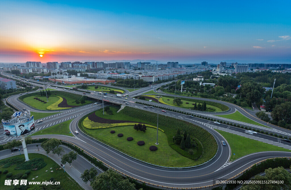 城市黃昏下的交錯公路景觀
