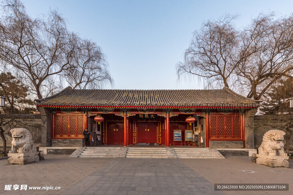 中式傳統(tǒng)建筑門前石獅景觀