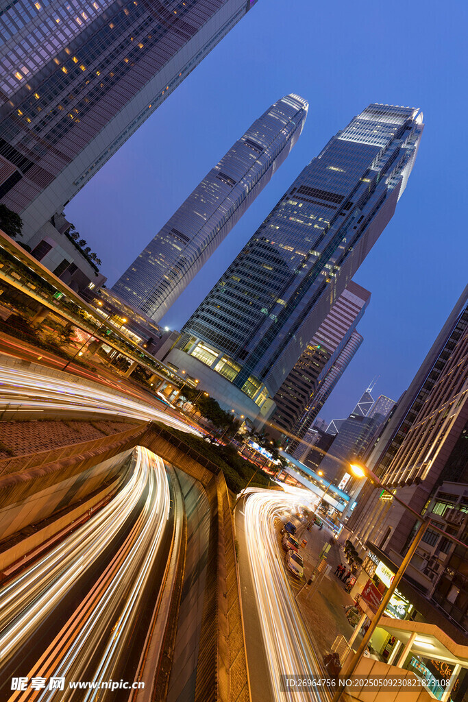 都市夜景車流與摩天大樓