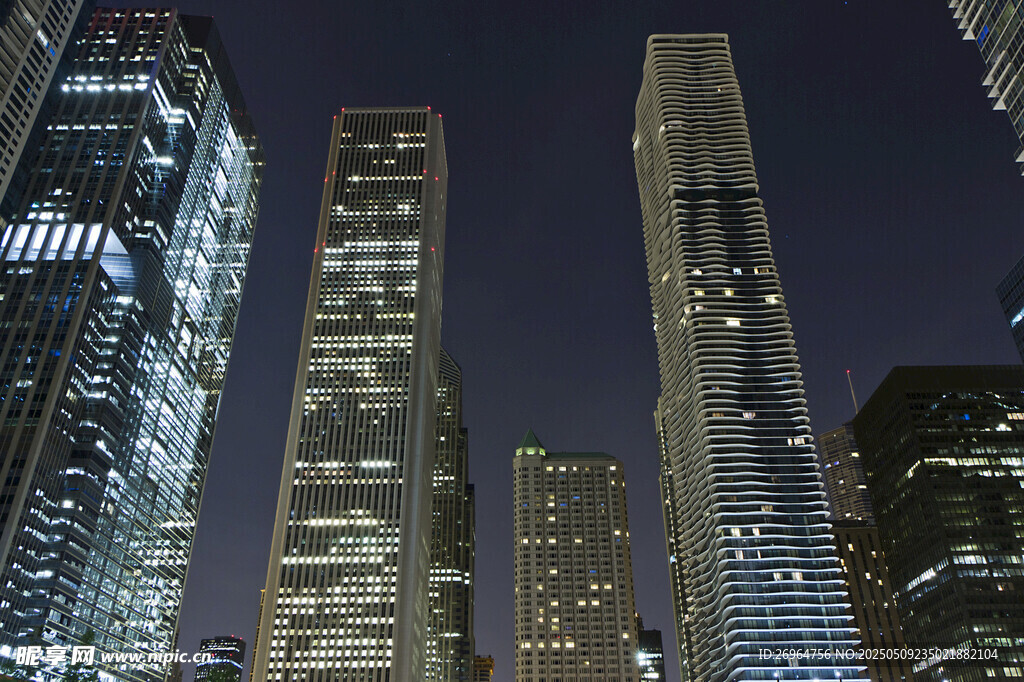 都市璀璨夜景摩天大樓群