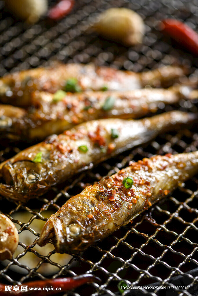 烤架上的美味香煎小魚