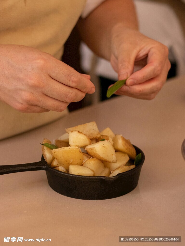 手剝食材于鍋中