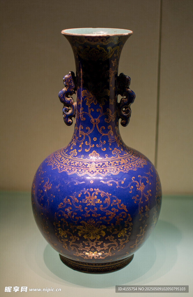 藍(lán)釉描金勾連紋雙耳瓶